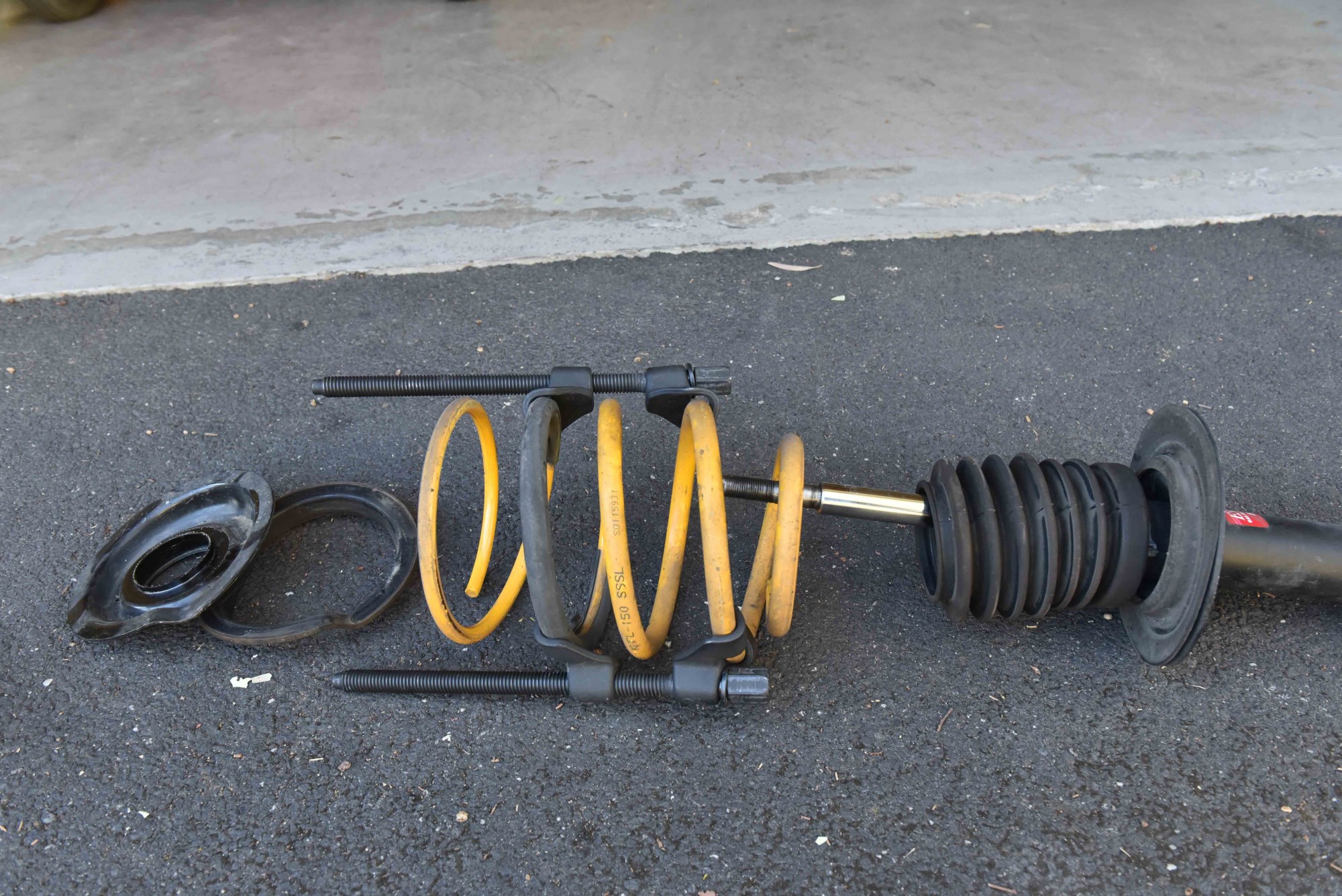 VE Commodore Front Strut