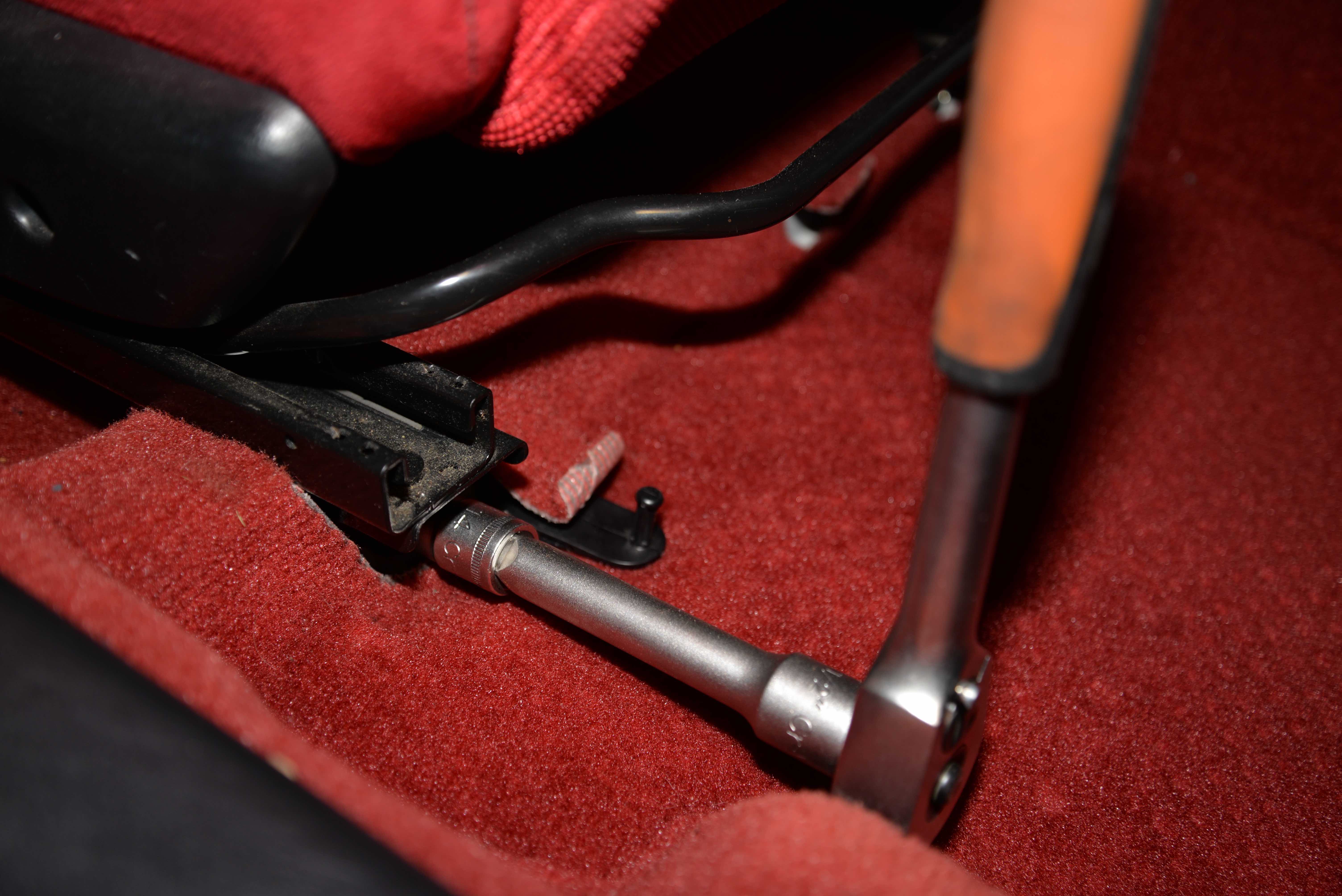 Read more about the article DC5 Front Seat Removal