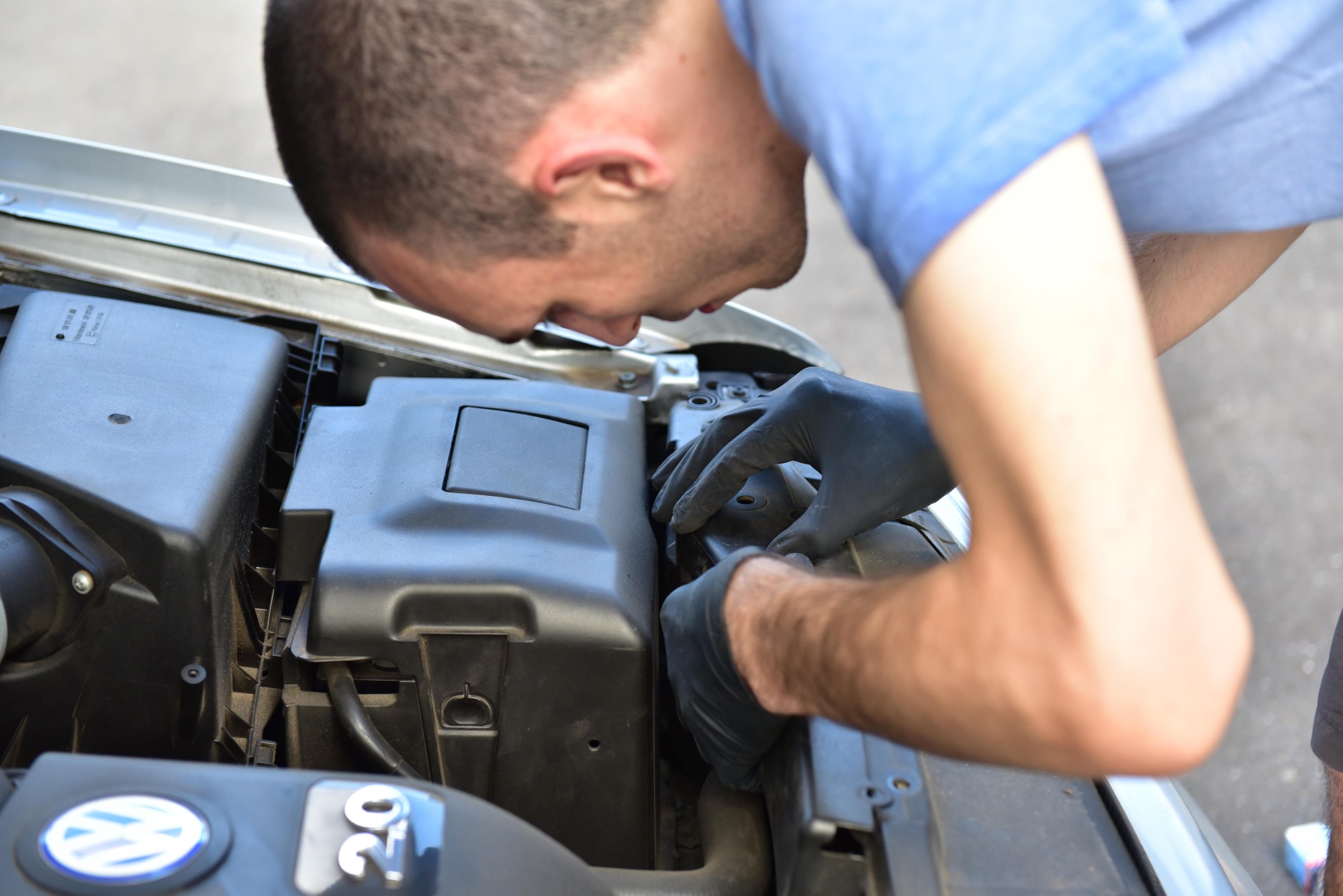 Changing Volkswagen MK5 Headlight Globes