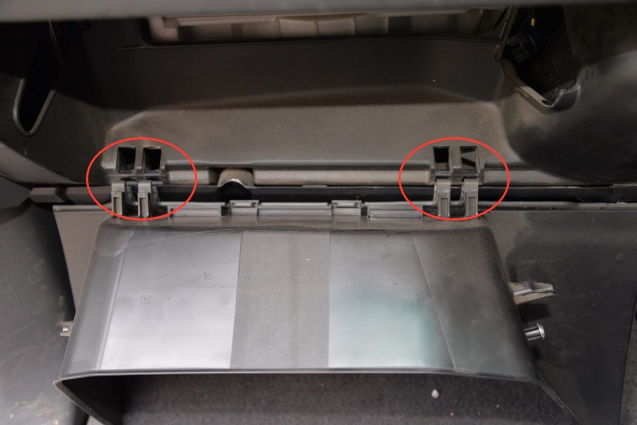 Cabin Filter Replacement – Toyota LandCruiser Prado | AutoInstruct