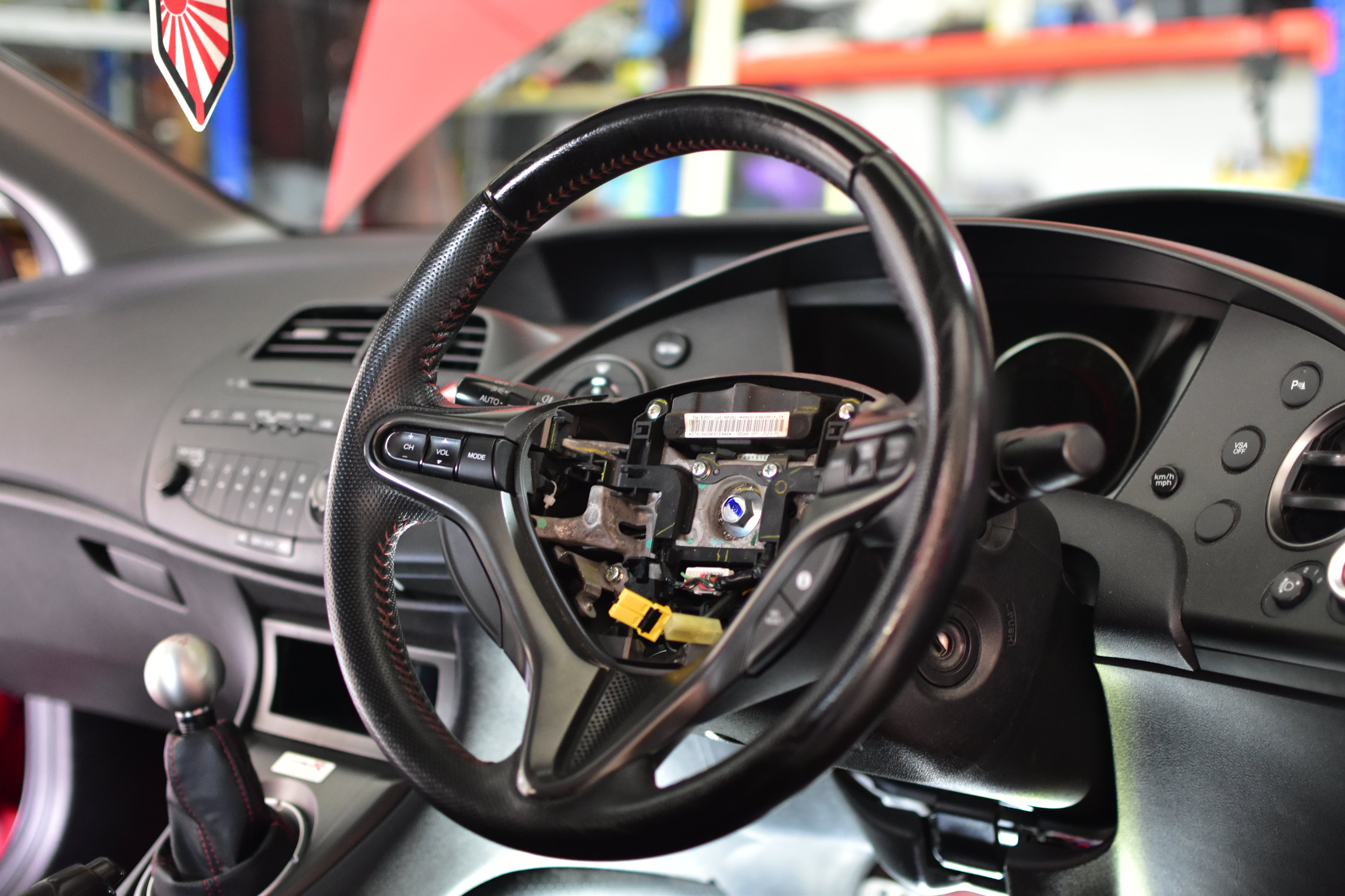 Read more about the article Honda Civic (FD/FN) Steering Wheel Removal